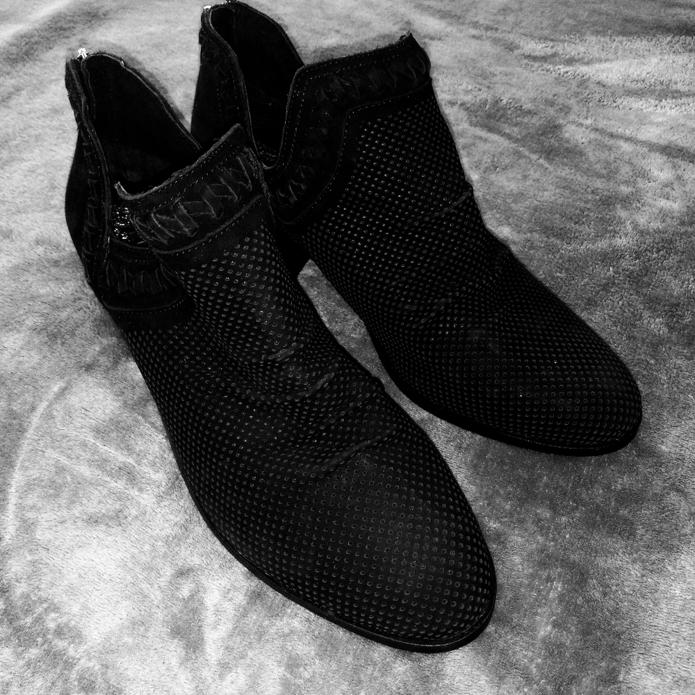Vince Camuto Palmina Women's Black Suede Leather Ankle Boot  Size 10